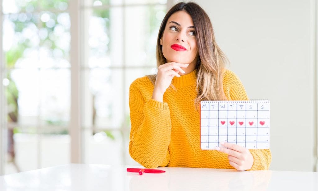 chica con un calendario con su ciclo menstrual