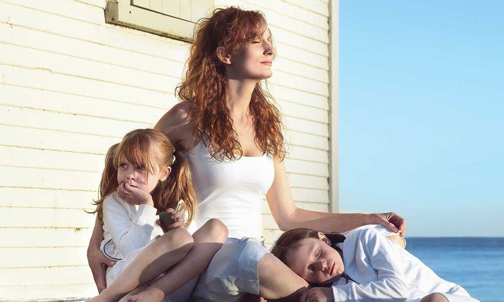 mujer con sus hijas