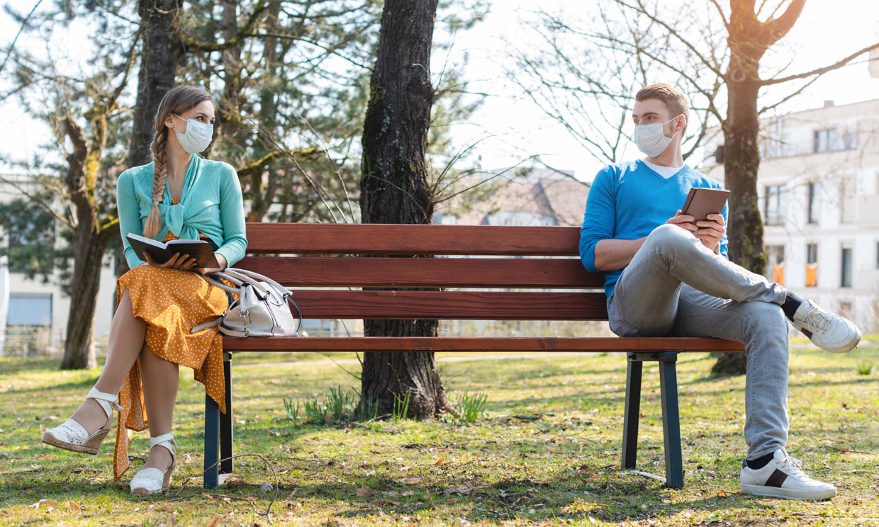 pareja con mascarilla