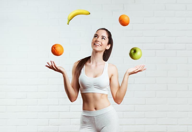 chica con frutas