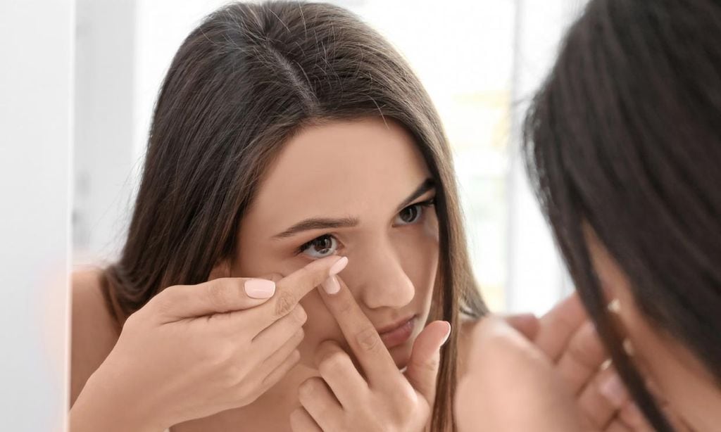 mujer con lentillas