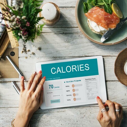 ¿Cuántas calorías debe consumir una mujer al día en función de su edad? 