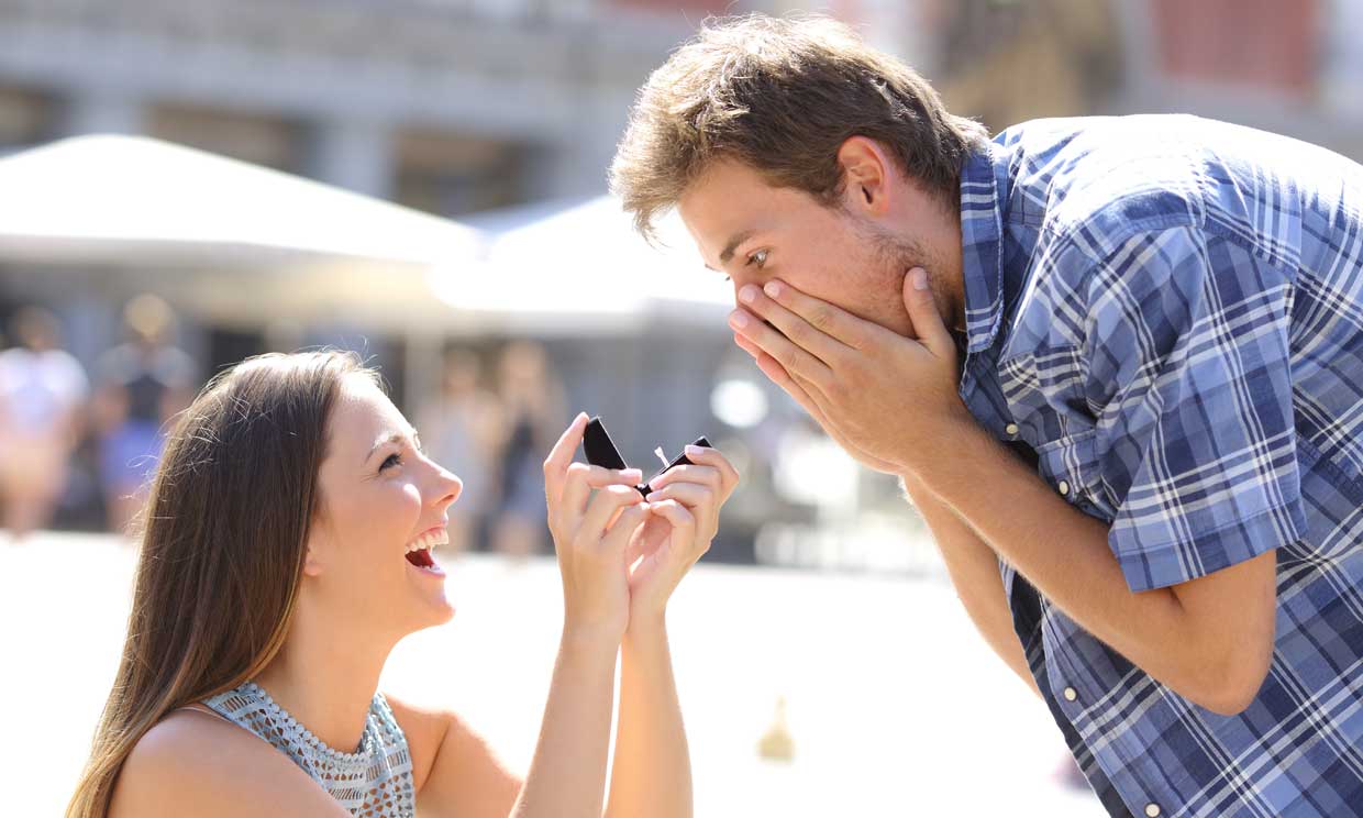 Mujer pidiendo matrimonio a su novio