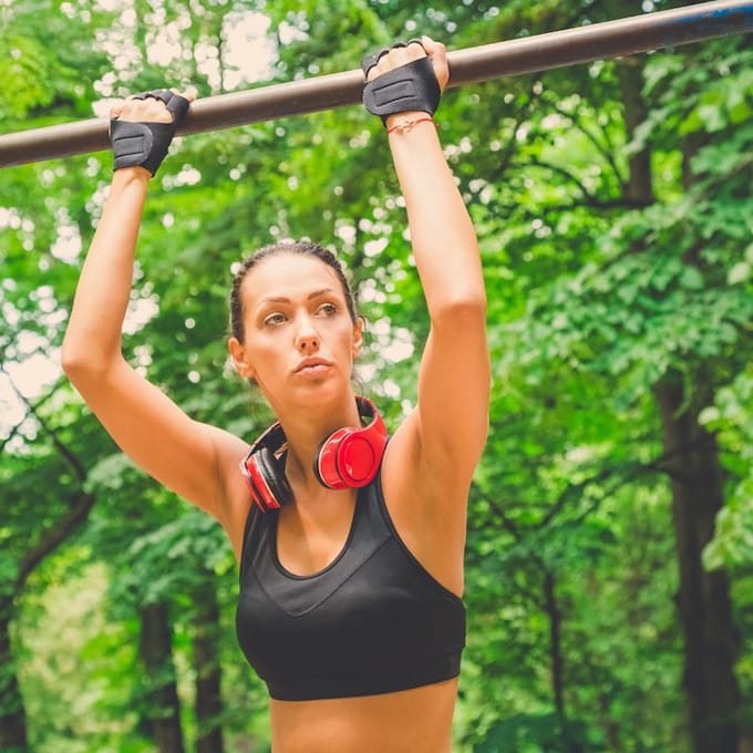 Las dominadas: un ejercicio de fuerza básico para adelgazar y ganar masa muscular 
