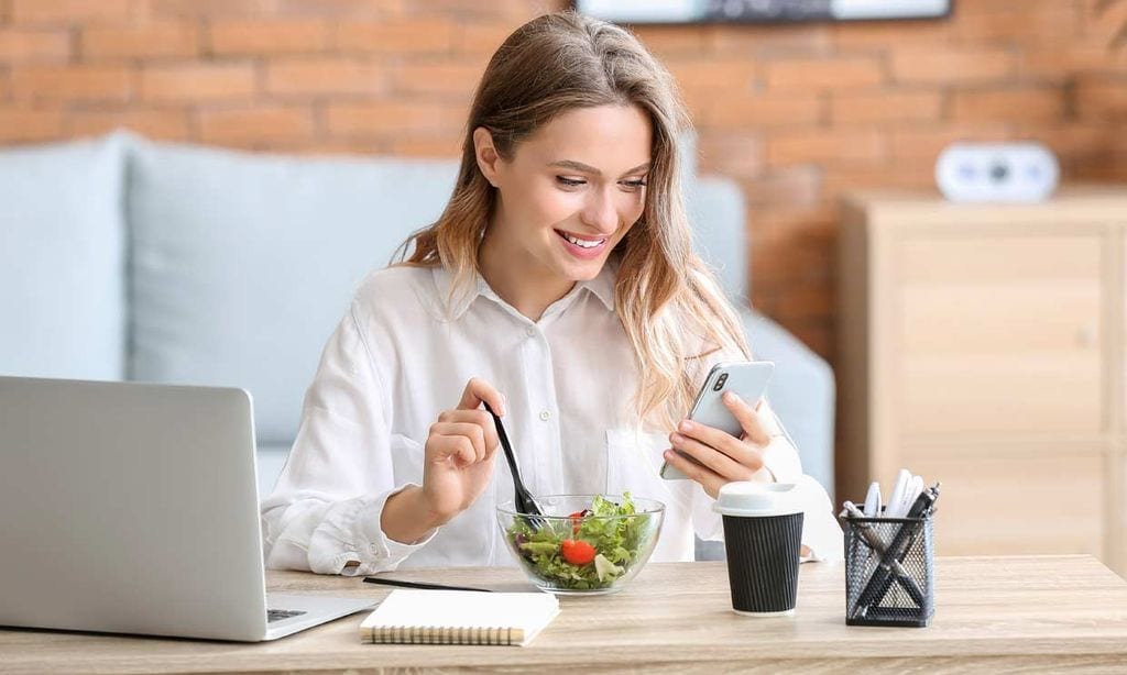 Consejos para comer bien durante la jornada laboral (en casa o en la oficina)