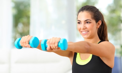 7 ejercicios con mancuernas para fortalecer los músculos de los brazos