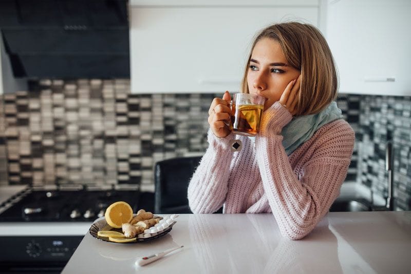 mujer tomando té