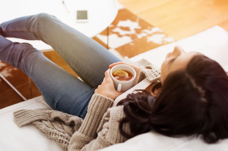 mujer tomando un té de jengibre