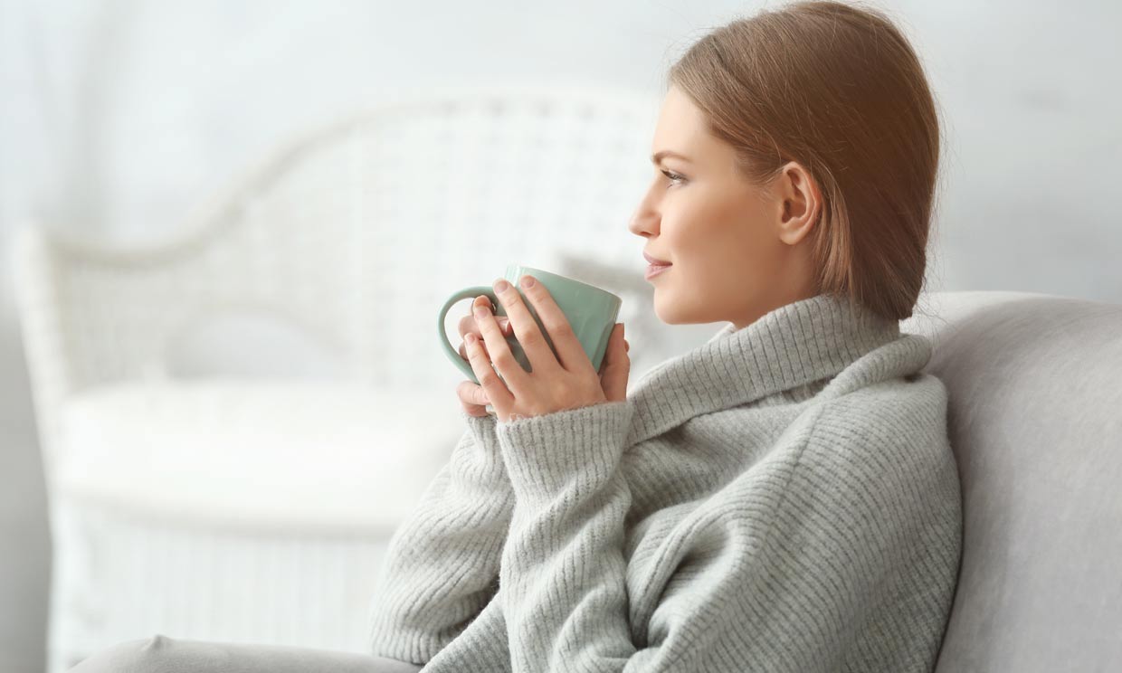 mujer tomando una infusión