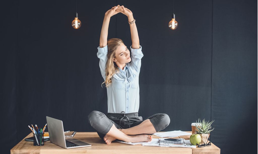 Estas posturas de yoga son perfectas para relajar la espalda en la oficina