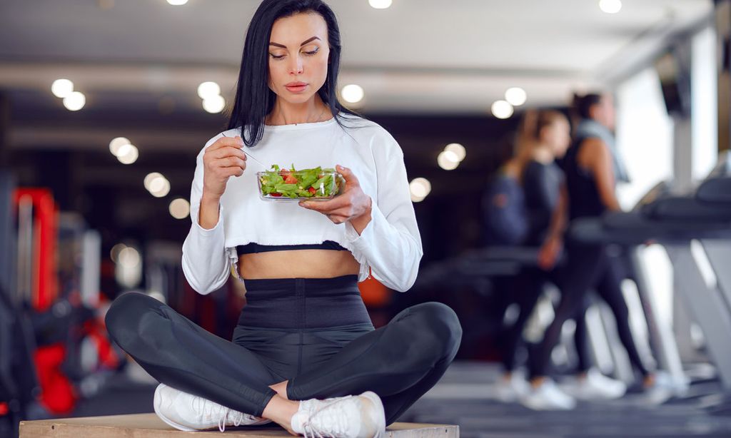 Cómo debe ser tu dieta si haces ejercicio y quieres evitar 'una pájara'