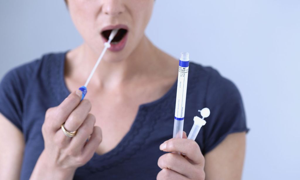 Las nuevas PCR con muestra de saliva son más rápidas, cómodas y puedes hacerlas en casa