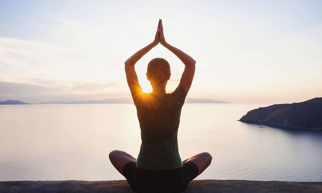 Las cinco mejores posturas de yoga para relajarte en momentos de estrés