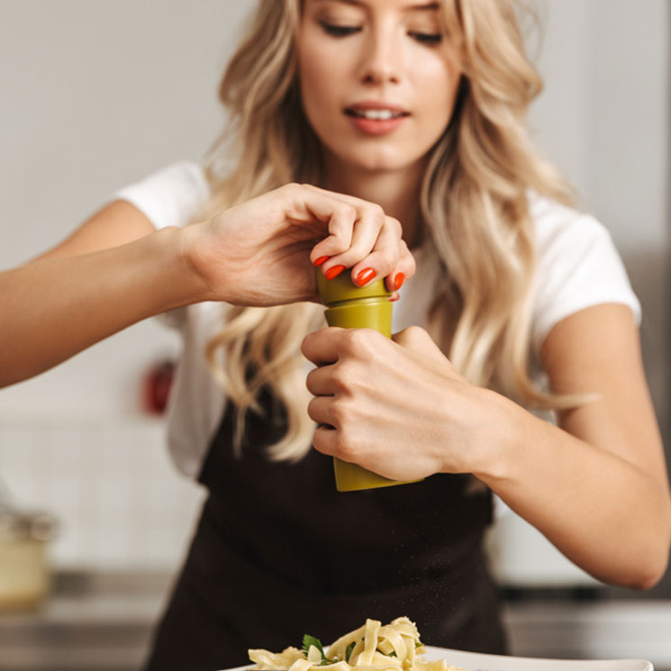 Infusiones y especias que te ayudan si tienes el vientre hinchado después de comer 