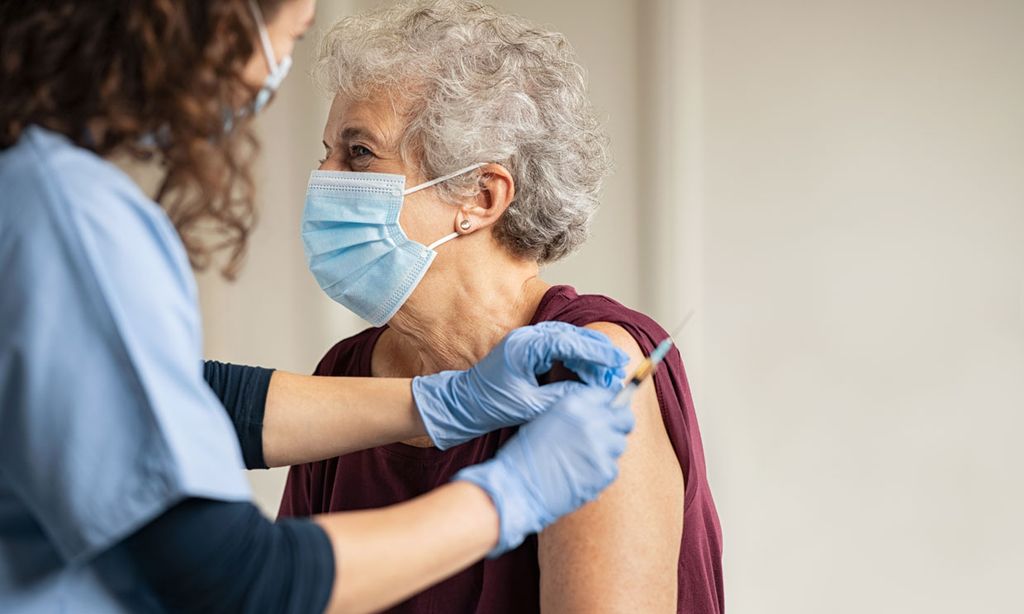 Mujer anciana vacunada COVID