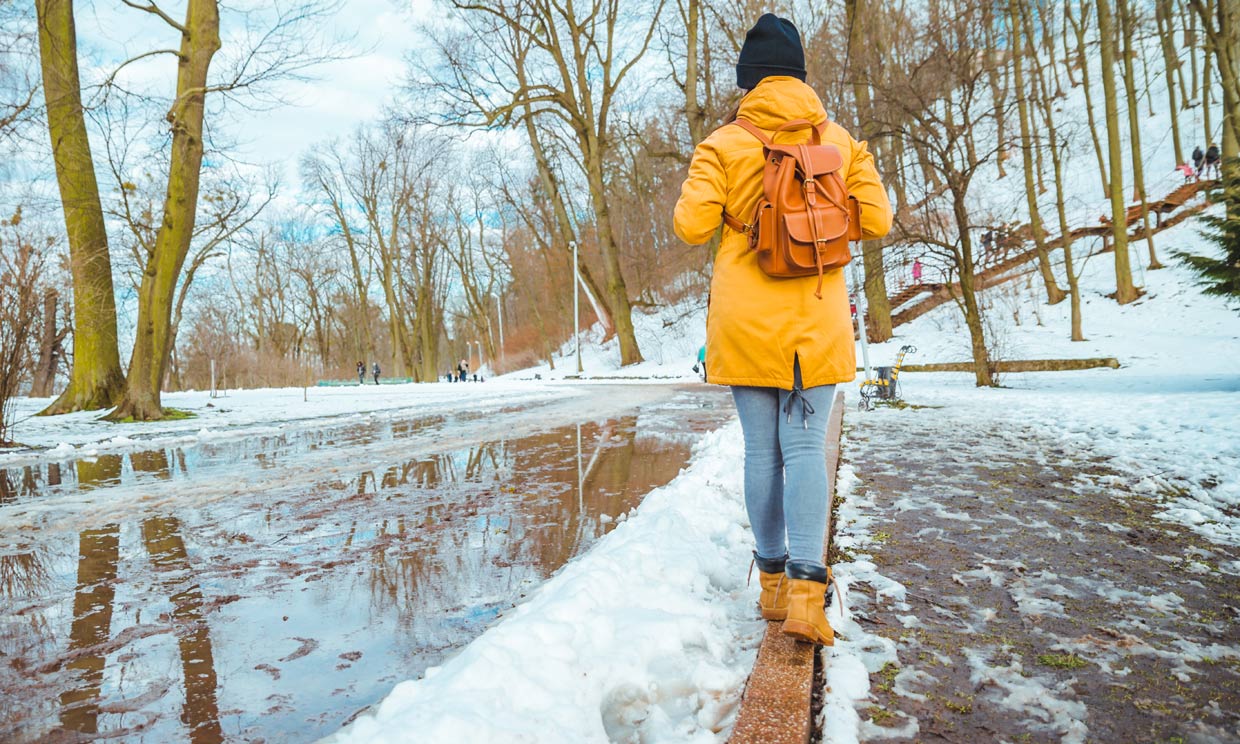 mujer caminando sobre hielo