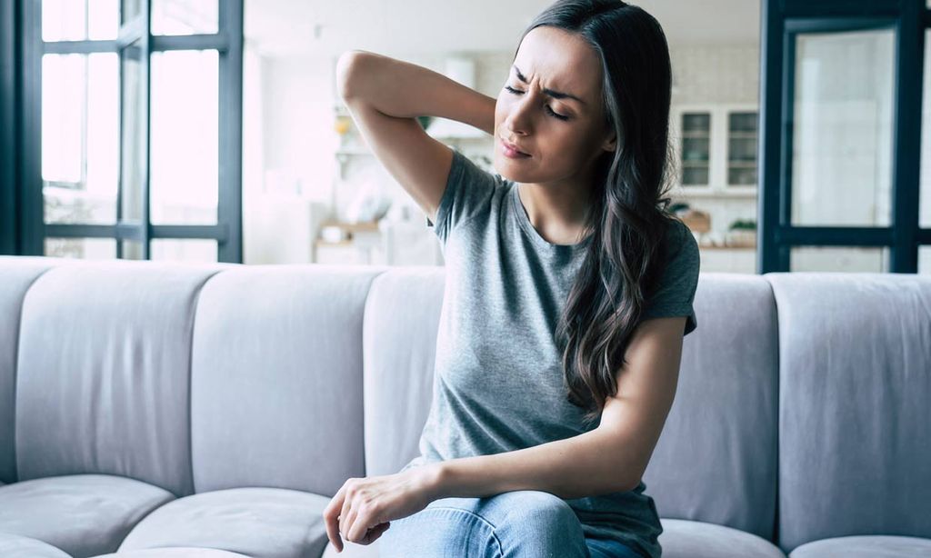 mujer con dolor en el cuello