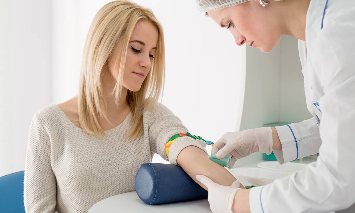 mujer haciéndose un análisis de sangre