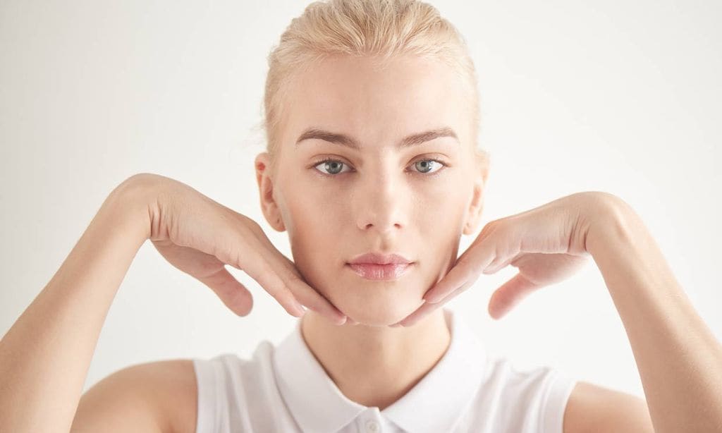 Ejercicios faciales para prevenir las arrugas que puedes hacer si estás teletrabajando