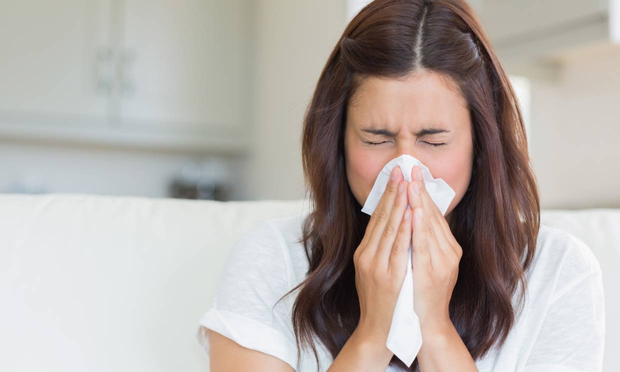 Por qué no debes reprimirlos y otras curiosidades sobre los estornudos
