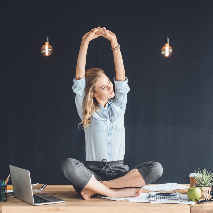 7 asanas de yoga que te ayudan a mejorar tu postura si teletrabajas