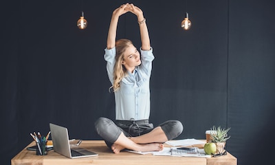 7 asanas de yoga que te ayudan a mejorar tu postura si teletrabajas