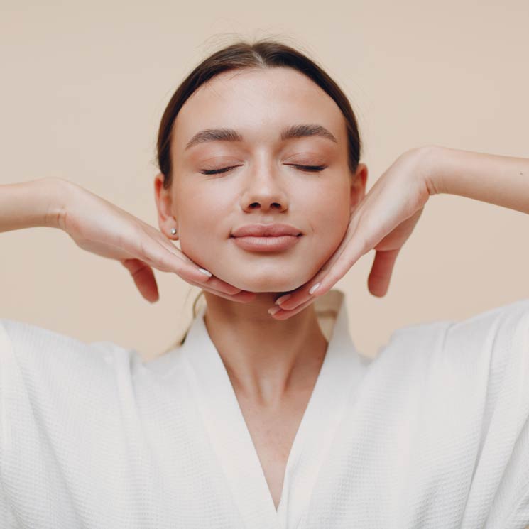 Yoga facial, los ejercicios que necesitas para parecer más joven