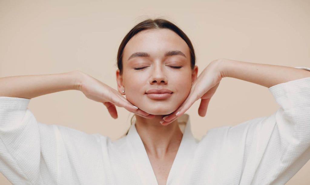 Yoga facial, los ejercicios que necesitas para parecer más joven