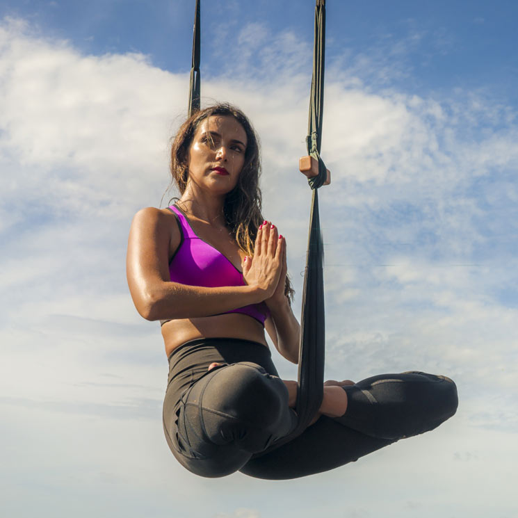 ¿Qué es el yoga aéreo y qué beneficios te aporta?