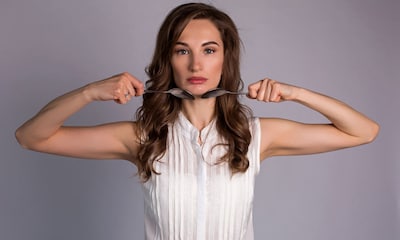 El masaje facial con dos cucharas para tonificar tu piel (y que se ha hecho viral)