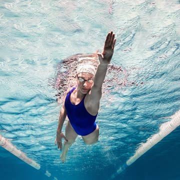 Ejercicios para adelgazar en el agua con una routin HIIT