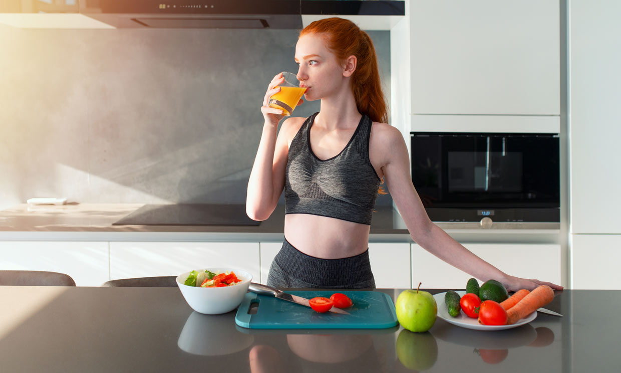 mujer deportista comiendo