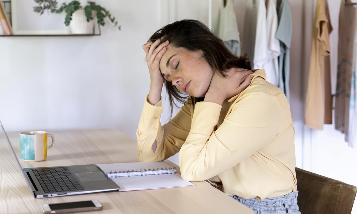 mujer con dolor de cabeza