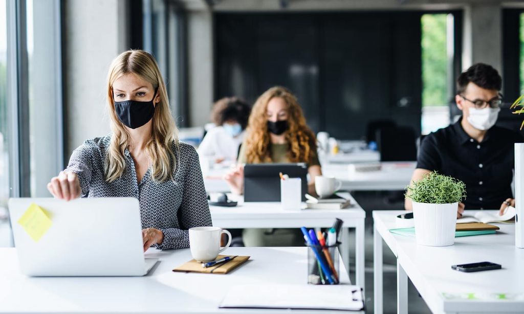 Consejos para afrontar el estrés laboral si tienes que volver a la oficina