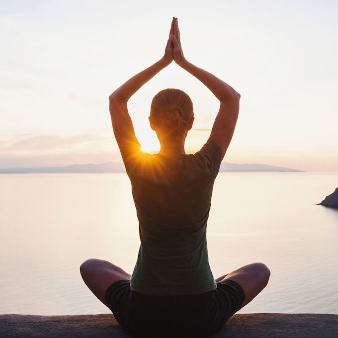 ¿Es mejor practicar yoga al amanecer o después de la jornada laboral?