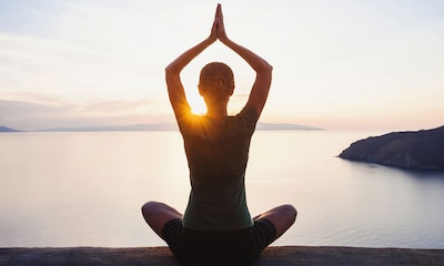 ¿Es mejor practicar yoga al amanecer o después de la jornada laboral?
