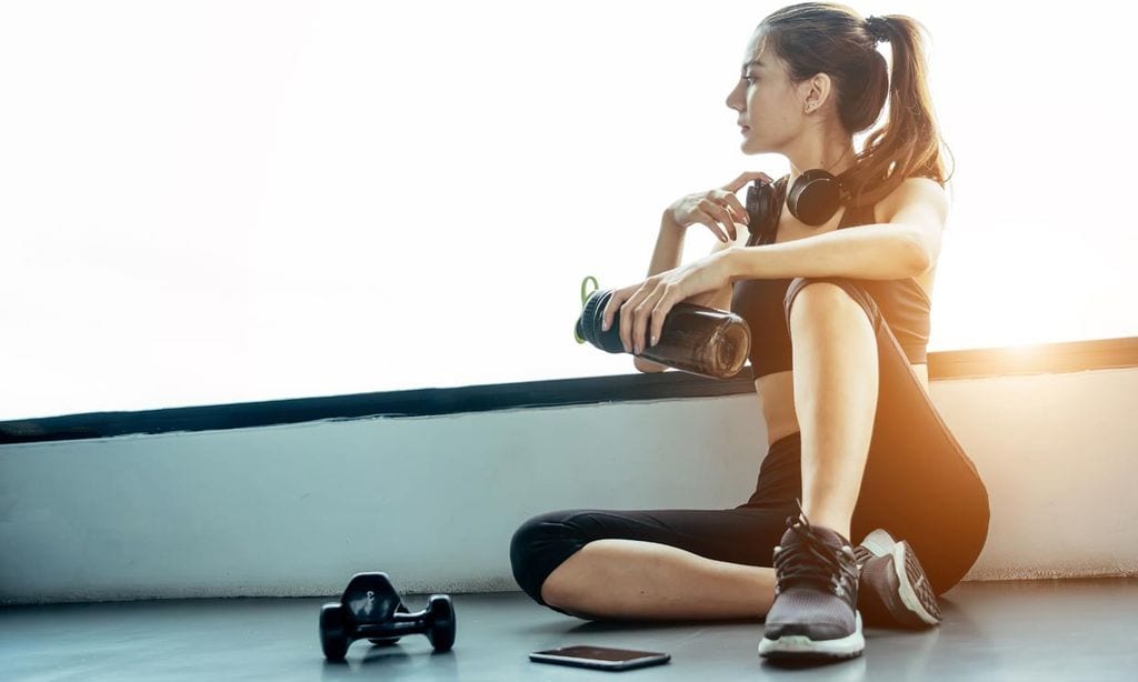 mujer después de su entrenamiento