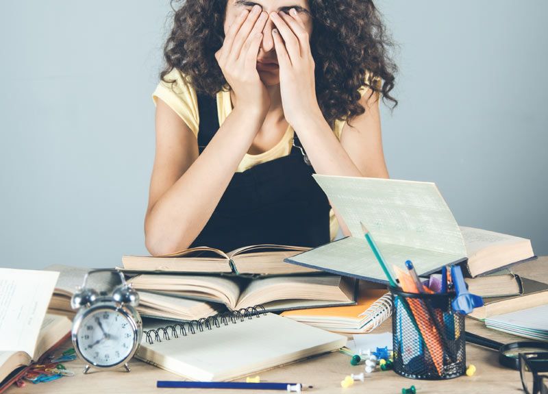 mujer desmotivada en el trabajo