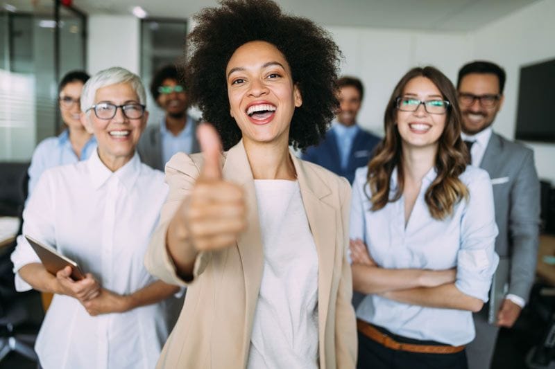 mujer líder de un equipo de trabajo