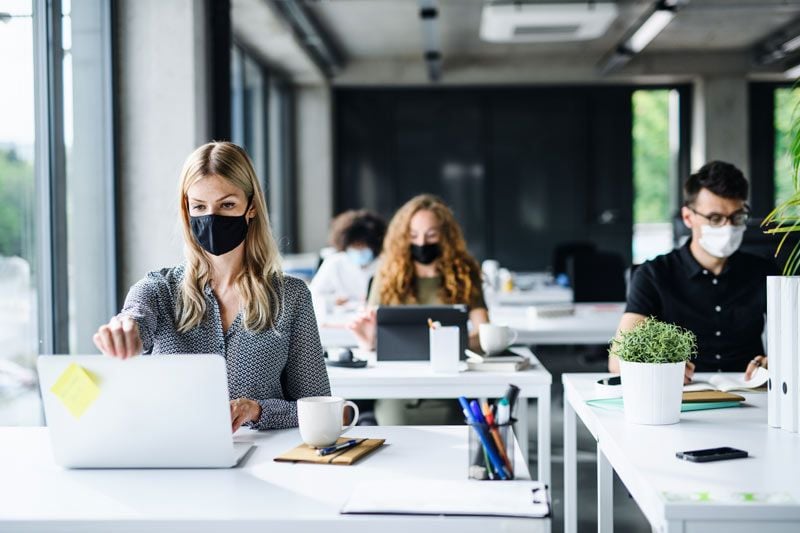 dos personas trabajando