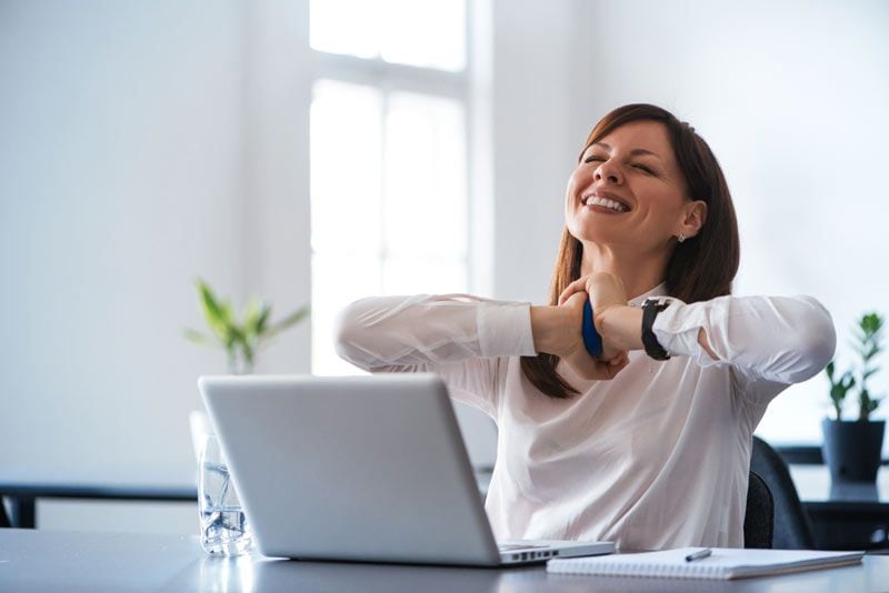 mujer en la oficina