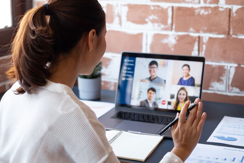 mujer en una videollamada