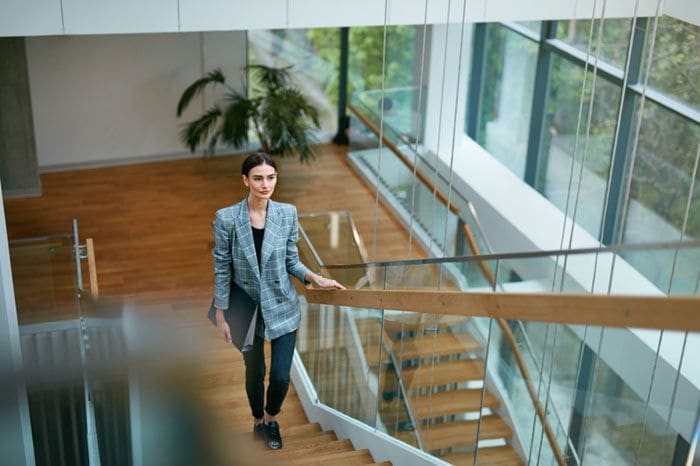 mujer subiendo escaleras