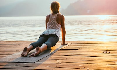 Las posturas de yoga que te ayudan a tonificar tu cuerpo para el verano