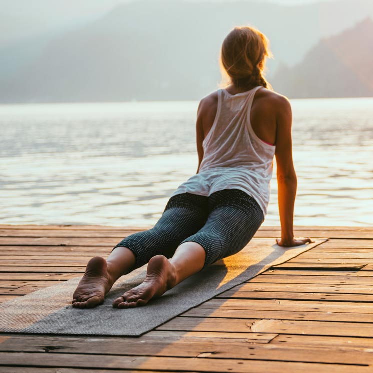 Las posturas de yoga que te ayudan a tonificar tu cuerpo para el verano