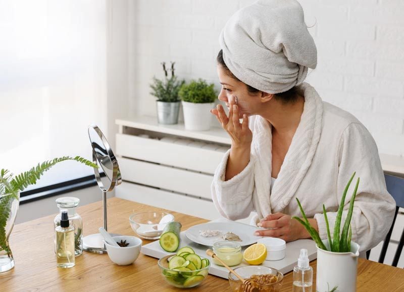 mujer aplicándose mascarilla