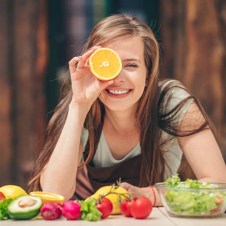 ¿Retienes líquidos y te sientes hinchada? Toma nota de esta dieta drenante