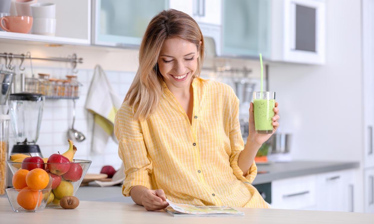 mujer tomando un smoothie