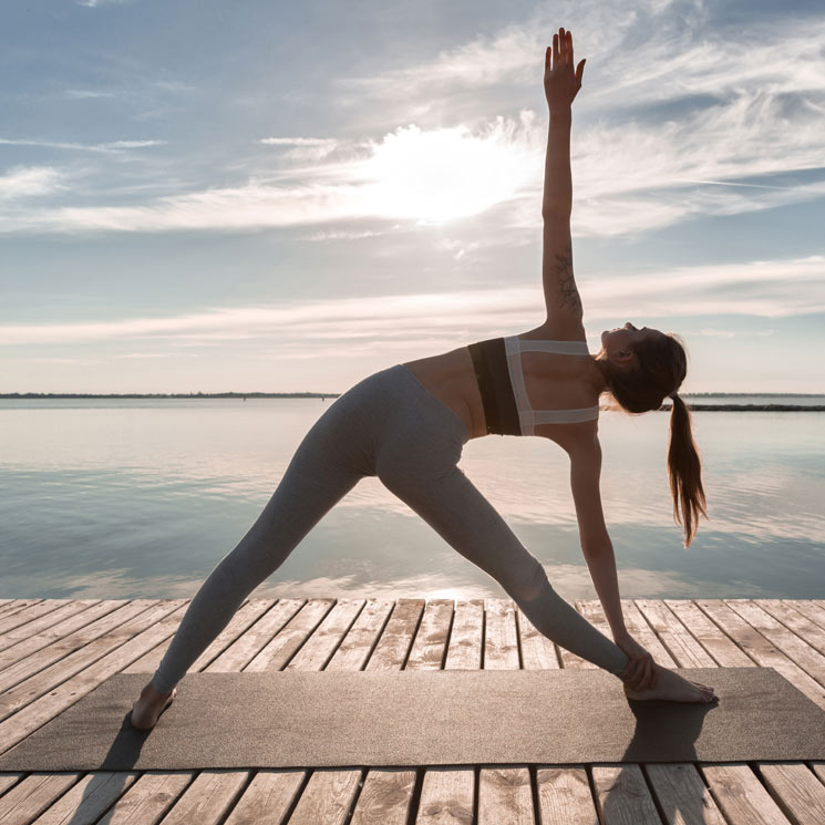 ¿Hacer yoga en verano? Apunta estos consejos y prueba estas posturas