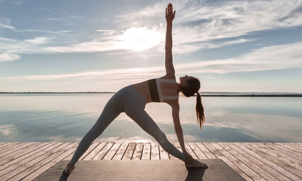 ¿Hacer yoga en verano? Apunta estos consejos y prueba estas posturas